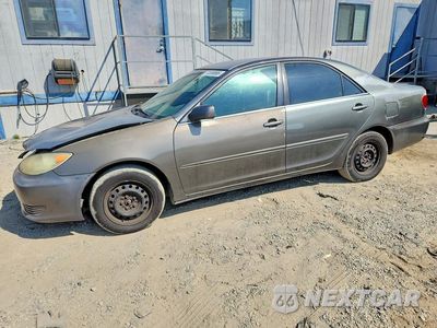 2005 TOYOTA CAMRY LE 4T1BE32K75U540340 - główne zdjęcie licytacji z USA - miniatura
