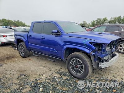 Czwarte zdjęcie samochodu z boku: 2025 TOYOTA TACOMA TRD SPORT VIN:3TMLB5JNXSM149899 - miniatura