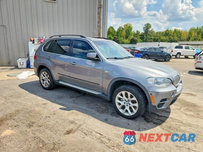 Czwarte zdjęcie samochodu z boku: 2013 BMW X5 XDRIVE35I VIN:5UXZV4C55D0B13621 - miniatura