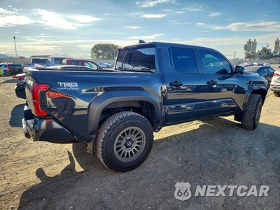 Trzecie zdjęcie samochodu z tyłu: 2024 TOYOTA TACOMA TRD OFF-ROAD HV VIN:3TYLC5LN9RT007911 - miniatura