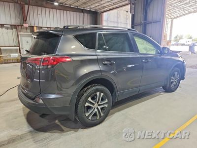 Trzecie zdjęcie samochodu z tyłu: 2017 TOYOTA RAV4 LE VIN:JTMBFREV7HJ150225 - miniatura
