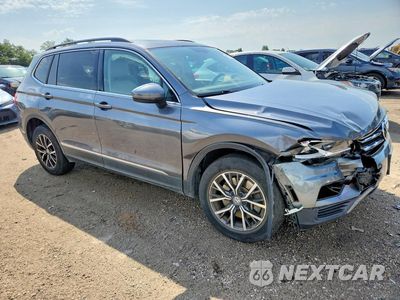 Czwarte zdjęcie samochodu z boku: 2020 VOLKSWAGEN TIGUAN SE VIN:3VV2B7AXXLM072401 - miniatura