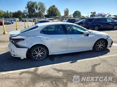 Trzecie zdjęcie samochodu z tyłu: 2022 TOYOTA CAMRY HYBRID SE VIN:4T1S31AK3NU039893 - miniatura