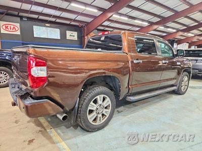 Trzecie zdjęcie samochodu z tyłu: 2014 TOYOTA TUNDRA CREWMAX PLATINUM VIN:5TFAY5F17EX326371 - miniatura