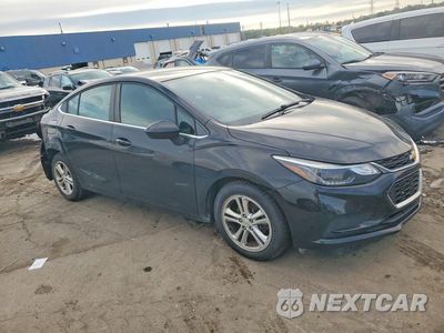 Czwarte zdjęcie samochodu z boku: 2018 CHEVROLET CRUZE LT VIN:1G1BE5SM4J7215549 - miniatura