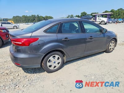 Trzecie zdjęcie samochodu z tyłu: 2016 FORD FOCUS S VIN:1FADP3E26GL241407 - miniatura