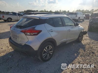 Trzecie zdjęcie samochodu z tyłu: 2020 NISSAN KICKS SV VIN:3N1CP5CV2LL506310 - miniatura