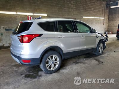 Trzecie zdjęcie samochodu z tyłu: 2019 FORD ESCAPE SE VIN:1FMCU9GD5KUA31587 - miniatura