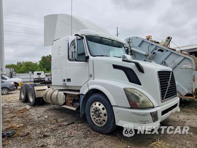 Czwarte zdjęcie samochodu z boku: 2015 VOLVO VNL SEMI TRUCK VIN:4V4NC9EGXFN921648 - miniatura