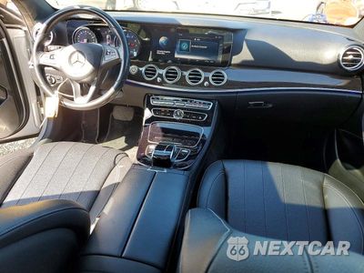 Zdjęcie 8 z 12 samochodu: 2017 MERCEDES-BENZ E 300 4MATIC VIN:WDDZF4KB4HA055171 - miniatura