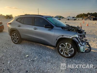 Czwarte zdjęcie samochodu z boku: 2026 CHEVROLET TRAX 2RS VIN:KL77LJEP8TC126060 - miniatura