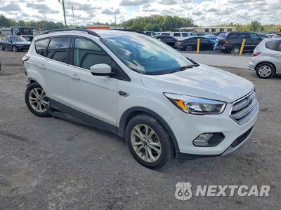 Czwarte zdjęcie samochodu z boku: 2018 FORD ESCAPE SE VIN:1FMCU9GDXJUC04020 - miniatura