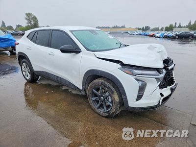Czwarte zdjęcie samochodu z boku: 2024 CHEVROLET TRAX LS VIN:KL77LFE22RC051303 - miniatura