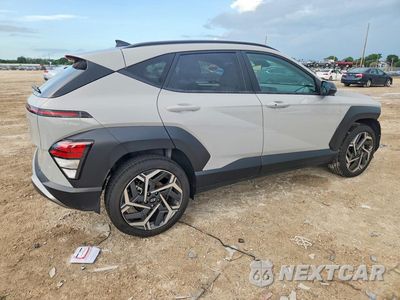 Trzecie zdjęcie samochodu z tyłu: 2026 HYUNDAI KONA SEL PREMIUM VIN:KM8HD3A3XTU477755 - miniatura