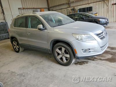 Czwarte zdjęcie samochodu z boku: 2010 VOLKSWAGEN TIGUAN S VIN:WVGAV9AX8AW530295 - miniatura