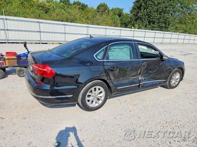 Trzecie zdjęcie samochodu z tyłu: 2016 VOLKSWAGEN PASSAT S VIN:1VWAS7A37GC019084 - miniatura