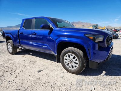 Czwarte zdjęcie samochodu z boku: 2025 TOYOTA TACOMA SR5 VIN:3TMLB5JN3SM177625 - miniatura