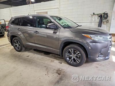 Czwarte zdjęcie samochodu z boku: 2018 TOYOTA HIGHLANDER LE VIN:5TDBZRFH7JS494050 - miniatura
