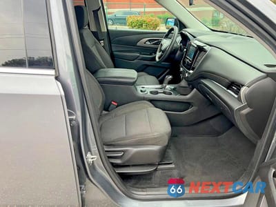 Piąte zdjęcie samochodu w środku: 2018 CHEVROLET TRAVERSE LS VIN:1GNEVFKW2JJ166728 - miniatura
