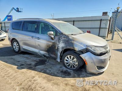 Czwarte zdjęcie samochodu z boku: 2018 CHRYSLER PACIFICA TOURING L PLUS VIN:2C4RC1EG4JR260922 - miniatura