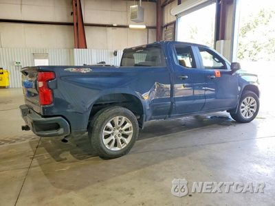 Trzecie zdjęcie samochodu z tyłu: 2020 CHEVROLET SILVERADO K1500 CUSTOM VIN:1GCRYBEK8LZ337148 - miniatura