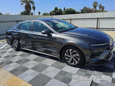 Czwarte zdjęcie samochodu z boku: 2026 HYUNDAI SONATA HYBRID BLUE VIN:KMHL24JJ6TA157712 - miniatura
