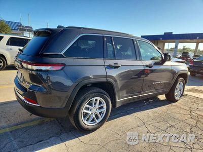 Trzecie zdjęcie samochodu z tyłu: 2025 JEEP GRAND CHEROKEE LAREDO VIN:1C4RJHAGXSC329109 - miniatura