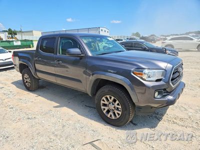 Czwarte zdjęcie samochodu z boku: 2017 TOYOTA TACOMA SR5 V6 VIN:5TFAZ5CNXHX045805 - miniatura