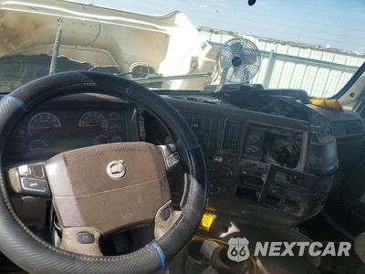 Zdjęcie 8 z 13 samochodu: 2016 VOLVO VHD ROLL-OFF CONTAINER TRUCK VIN:4V5KC9DF9GN966671 - miniatura