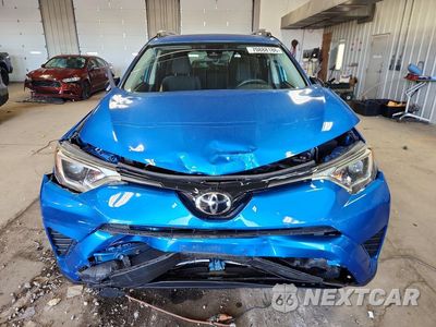 Piąte zdjęcie samochodu w środku: 2017 TOYOTA RAV4 LE VIN:JTMBFREV4HJ164146 - miniatura