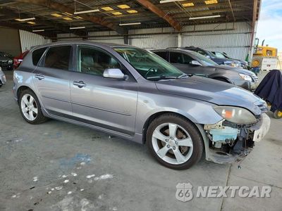 Czwarte zdjęcie samochodu z boku: 2005 MAZDA 3 HATCHBACK VIN:JM1BK343351237625 - miniatura