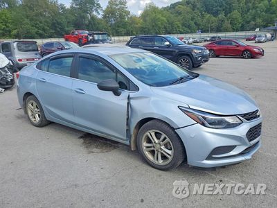 Czwarte zdjęcie samochodu z boku: 2017 CHEVROLET CRUZE LT VIN:1G1BE5SM7H7217578 - miniatura