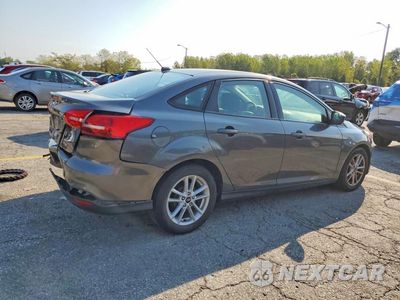 Trzecie zdjęcie samochodu z tyłu: 2018 FORD FOCUS SE VIN:1FADP3F26JL301675 - miniatura