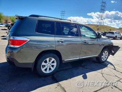 Trzecie zdjęcie samochodu z tyłu: 2012 TOYOTA HIGHLANDER SE VIN:5TDBK3EH1CS125772 - miniatura