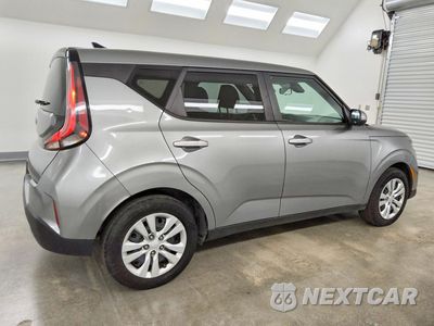 Trzecie zdjęcie samochodu z tyłu: 2023 KIA SOUL VIN:KNDJ23AU1P7846060 - miniatura