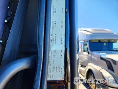 Zdjęcie 13 z 14 samochodu: 2015 VOLVO VNL - SEMI TRUCK VIN:4V4N99EH2FN910859 - miniatura