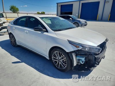 Czwarte zdjęcie samochodu z boku: 2023 KIA FORTE GT LINE VIN:3KPF54AD4PE667935 - miniatura
