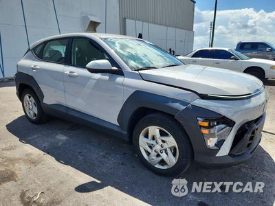 Czwarte zdjęcie samochodu z boku: 2024 HYUNDAI KONA SE VIN:KM8HA3AB6RU080665 - miniatura