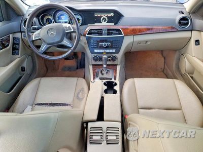 Zdjęcie 8 z 12 samochodu: 2013 MERCEDES-BENZ C 300 4MATIC VIN:WDDGF8AB7DA817760 - miniatura