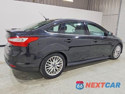 Trzecie zdjęcie samochodu z tyłu: 2014 FORD FOCUS TITANIUM VIN:1FADP3J29EL104156 - miniatura