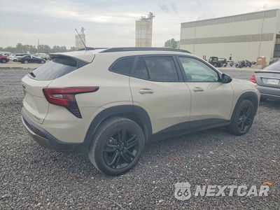 Trzecie zdjęcie samochodu z tyłu: 2026 CHEVROLET TRAX ACTIV VIN:KL77LKEP6TC080945 - miniatura