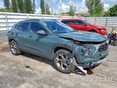 Czwarte zdjęcie samochodu z boku: 2026 CHEVROLET TRAX 1LT VIN:KL77LHEP6TC130164 - miniatura