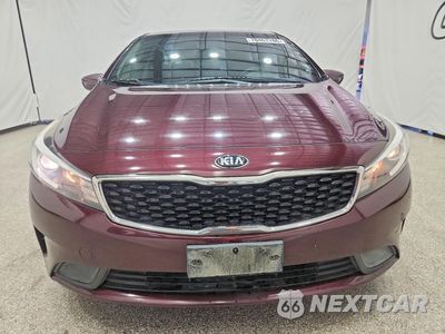 Piąte zdjęcie samochodu w środku: 2018 KIA FORTE LX VIN:3KPFL4A79JE166806 - miniatura