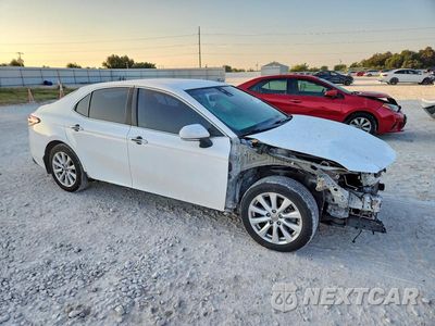 Czwarte zdjęcie samochodu z boku: 2018 TOYOTA CAMRY LE VIN:4T1B11HK0JU066586 - miniatura