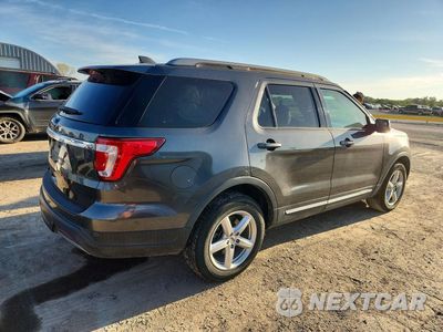 Trzecie zdjęcie samochodu z tyłu: 2019 FORD EXPLORER XLT VIN:1FM5K7D82KGB22194 - miniatura