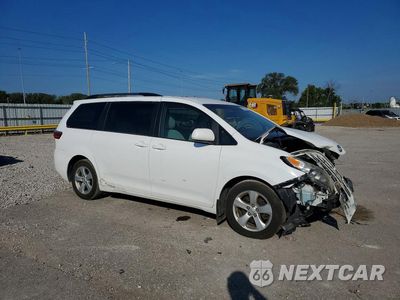 Czwarte zdjęcie samochodu z boku: 2016 TOYOTA SIENNA LE VIN:5TDKK3DC1GS711500 - miniatura