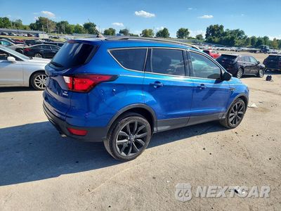 Trzecie zdjęcie samochodu z tyłu: 2019 FORD ESCAPE SE VIN:1FMCU9GD9KUB60528 - miniatura