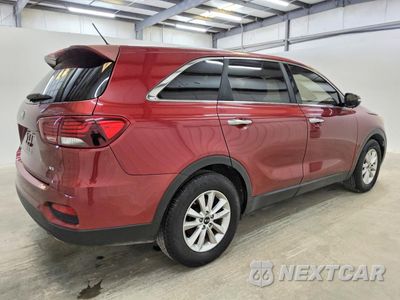 Trzecie zdjęcie samochodu z tyłu: 2019 KIA SORENTO LX V6 VIN:5XYPG4A55KG561769 - miniatura