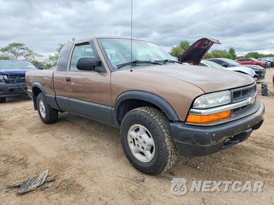 Czwarte zdjęcie samochodu z boku: 2003 CHEVROLET S TRUCK S10 VIN:1GCDT19X038105979 - miniatura