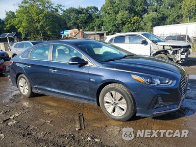 Czwarte zdjęcie samochodu z boku: 2018 HYUNDAI SONATA HYBRID SE VIN:KMHE24L38JA080135 - miniatura
